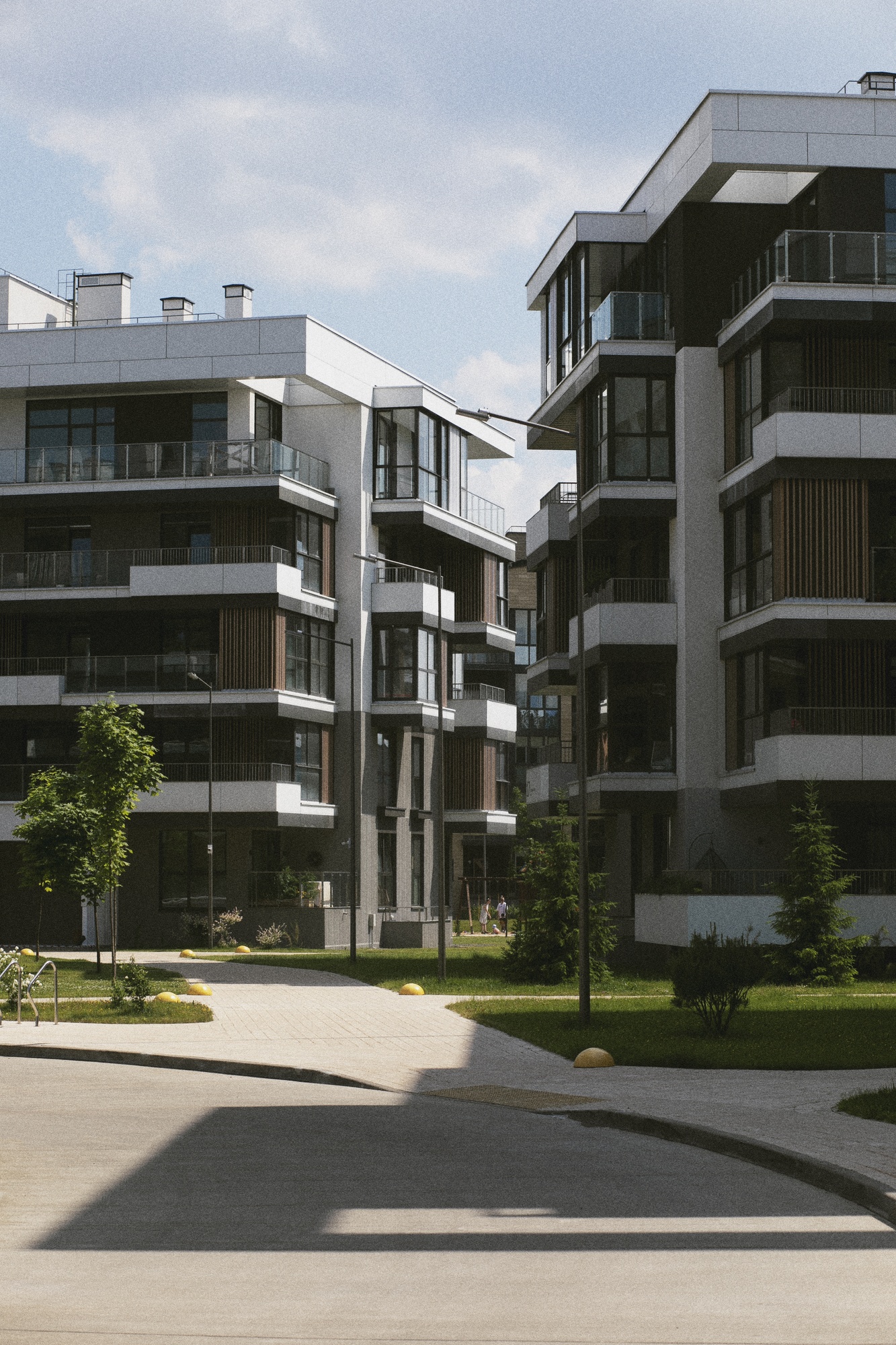 Panorámica urbana mostrando diversidad de propiedades